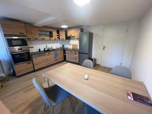 Exklusive Zimmer mit geteiltem Bad und Küche KG