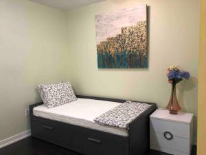Comfy 1BR & Den with Balcony- Close to CN Tower