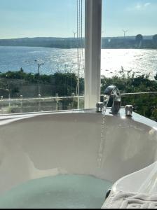 Phòng Giường Đôi Nhìn Ra Biển (Double Room with Sea View)