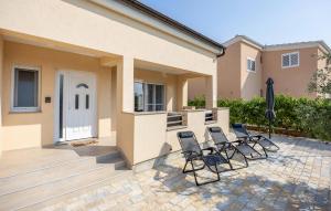 3 Bedroom Beautiful Home In Sukosan