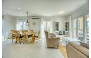 3 Bedroom Beautiful Home In Sukosan 