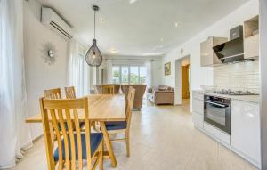 3 Bedroom Beautiful Home In Sukosan