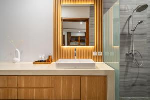 Limited Offer! Stunning New 2BR Villa with Large Pool - Canggu Escape!
