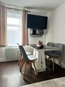 Work & Relax- Convenient 2-Bed House