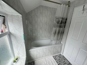 Work & Relax- Convenient 2-Bed House