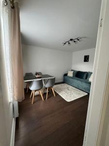 Work & Relax- Convenient 2-Bed House