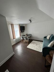 Work & Relax- Convenient 2-Bed House