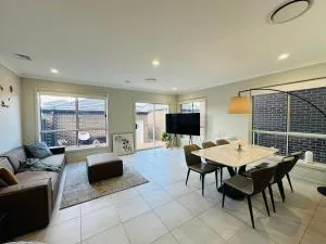 JC House - 4 Br, AC & Wi-Fi Close Coles & Train - Minto