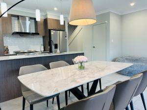 JC House - 4 Br, AC & Wi-Fi Close Coles & Train