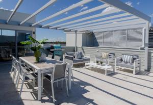 Luxe Waterfront Coastal Retreat