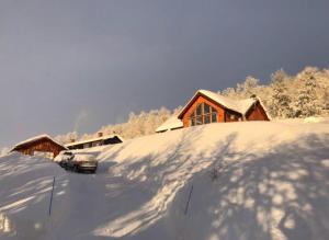 Stuga i Bruksvallarna med avresestäd Skoterled samt skidled i närhet vintertid Vandringsleder sommartid