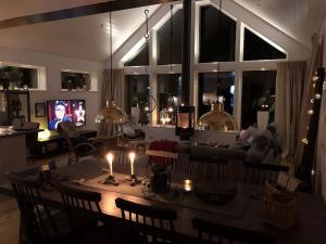 Stuga i Bruksvallarna med avresestäd Skoterled samt skidled i närhet vintertid Vandringsleder sommartid