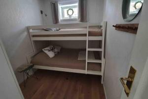 Stuga i Bruksvallarna med avresestäd Skoterled samt skidled i närhet vintertid Vandringsleder sommartid