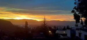 Casa laberinto, Entre cerros, cómoda cama de 2x2