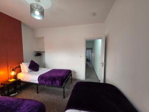 The Grand four bed getaway- Sleeps 9-free on street parking