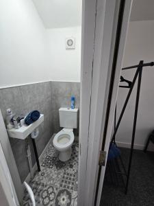 The Grand four bed getaway- Sleeps 9-free on street parking