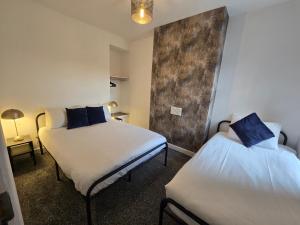 The Grand four bed getaway- Sleeps 9-free on street parking