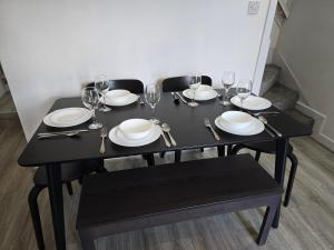 The Grand four bed getaway- Sleeps 9-free on street parking