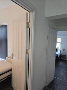 The Grand four bed getaway- Sleeps 9-free on street parking