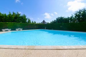 Pebble - 1 bedroom apartment sleeps 5 with pool & tennis court