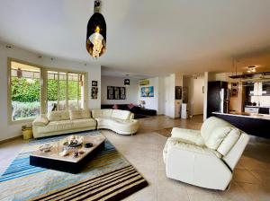 Spacious Villa lake view 6 Bedrooms Einbay Resort