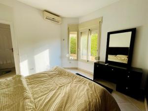 Spacious Villa lake view 6 Bedrooms Einbay Resort