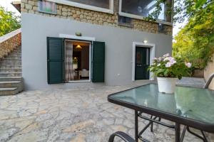 Adamantia Viros Suite