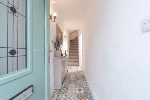 Sleeps 6. Free Wifi. Free Parking central location.