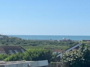 Spacious Studio Cabin with Sea and Downs views in Seaford with own garden