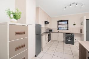Modern One-Bedroom Flat in Fourways - Ideal for Professionals