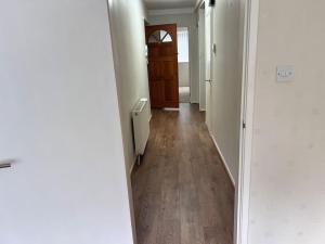 Spacious 2 bed apartment - Free parking