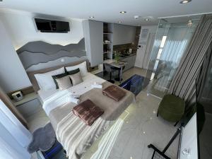 La Luna Petite Suite Deluxe Apartment with Pool & Jacuzzi, Bikes and Covered Parking