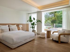 The Roc Club, A Hotel to Live