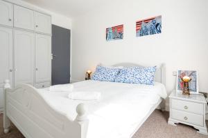 Wood Street - Stylish Prime Location Apartment by VICHY