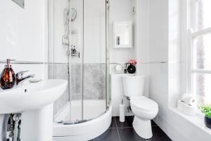 Wood Street - Stylish Prime Location Apartment by VICHY