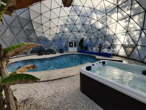 Mas du Versadou, dans un espace naturel protégé, piscine couverte chauffée toute lannée, Spa et salle de jeux