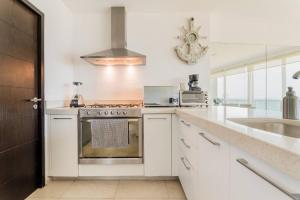 MARINA Beachfront 2 BDR by CASA PARAISO