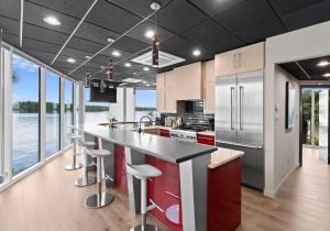 The Glass Mansion wOptional Boat Rental