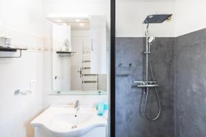 Maisons de vacances Villa Font du Roux - piscine chauffee - petanque - adapte mobilite reduite : photos des chambres