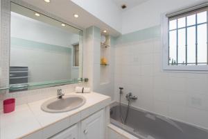 Maisons de vacances Villa Font du Roux - piscine chauffee - petanque - adapte mobilite reduite : photos des chambres