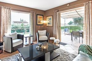 Maisons de vacances Villa Font du Roux - piscine chauffee - petanque - adapte mobilite reduite : photos des chambres