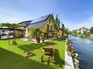 Ferienwohnung, 2 Zimmer, 4 bis 6 Personen, 67 qm, mit großem Balkon, entlang am Fluss, an der Aach, am Bodensee, nah am Naturschutzgebiet - 辛根