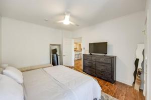 Downtown Louisville Condo- King Bed, Near Sites