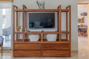 Steps to Tennis and the Beach Shared Pool and Gym