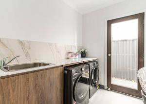 Room in a Modern Home in keysborough