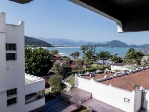 Apto pé na areia Toninhas em condomínio