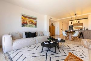 Idyllic penthouse with sea view in Benahavís