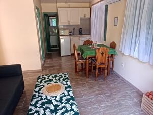 Őzike erdőszéli faházikó