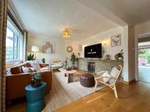 NEW Riverside Spacious 3 Bedroom Home with Garden & 2 Car Private Parking - Hackington