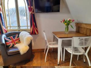 Quaint Studio Loft Room nr Hampton Court